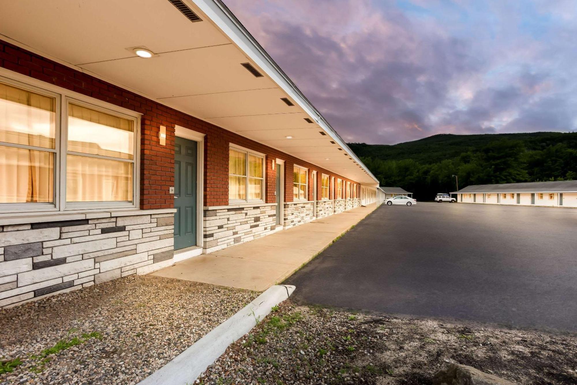 Rodeway Inn Gorham Exteriör bild